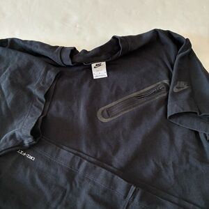 005 - NIKE TECH DRI FIT ATHLETIC BLACK SHORT SLEEVE T SHIRT
